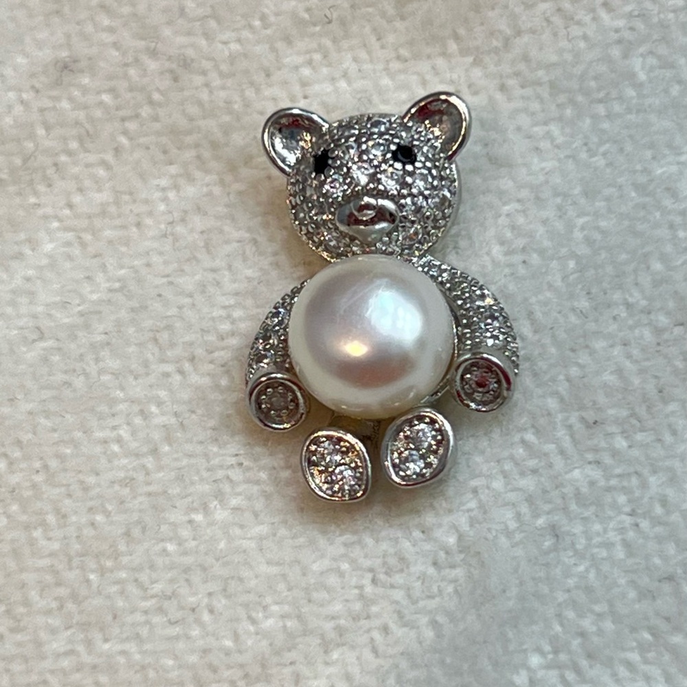 Sparkling Teddy Bear pendant with pearl